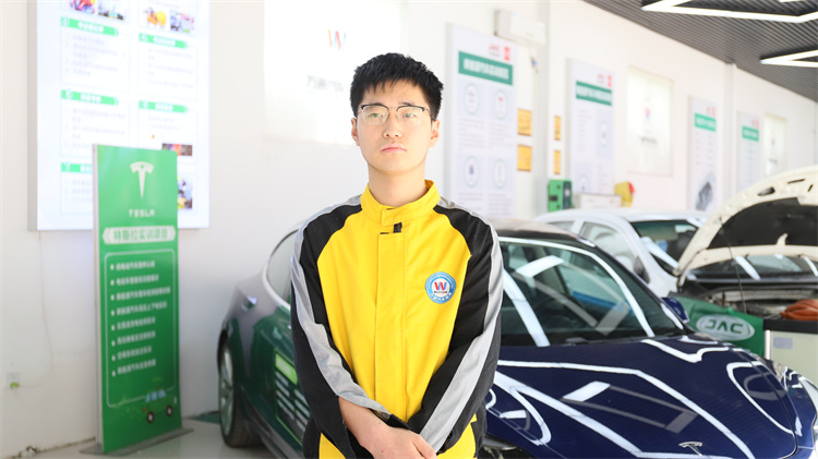  轉型學習新能源汽車技術，迎接未來職業新挑戰 ——西安萬通學子王明