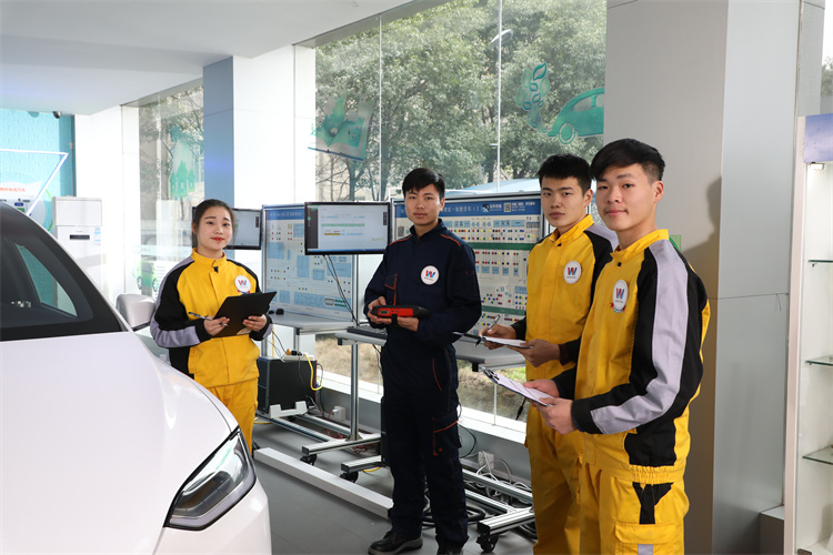 【油車維修工不會修新能源車？】短期的汽車新能源技術更適合成年人選擇！