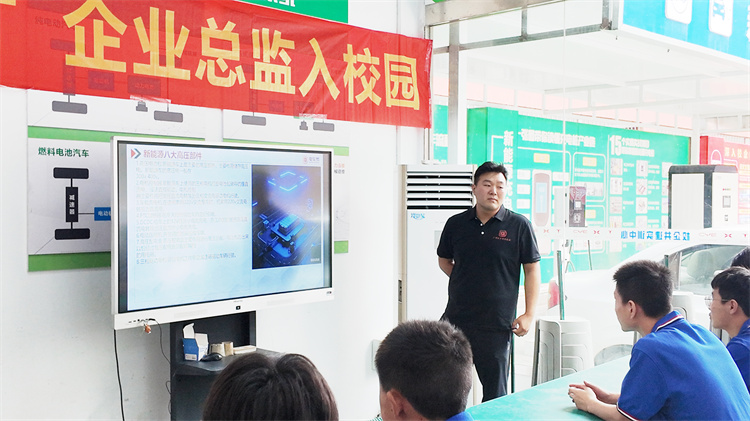 “技能成就未來！馮熹燾總監走進西安萬通，揭秘職場新機遇”