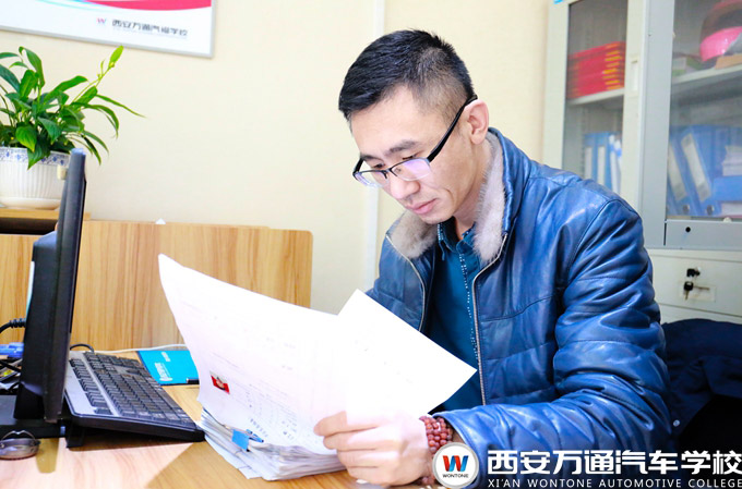 西安萬通創(chuàng)就業(yè)指導(dǎo)中心老師正在整理畢業(yè)學(xué)子資料