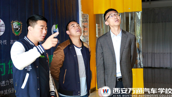 西安萬通創(chuàng)就業(yè)指導(dǎo)中心老師以及創(chuàng)業(yè)導(dǎo)師考察創(chuàng)業(yè)學(xué)子的店面現(xiàn)場
