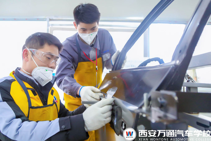 西安萬通汽車學(xué)校鈑金修復(fù)實(shí)訓(xùn)