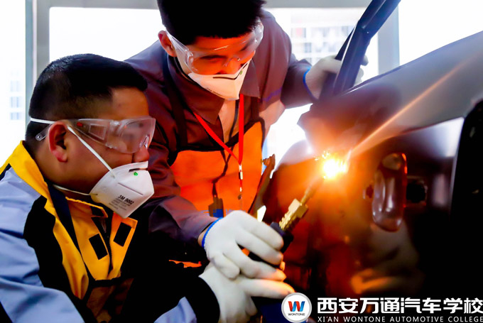 西安萬通汽車學(xué)校鈑金修復(fù)實(shí)訓(xùn)