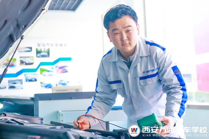 西安萬(wàn)通汽車學(xué)校汽車新能源技術(shù)學(xué)子——楊超