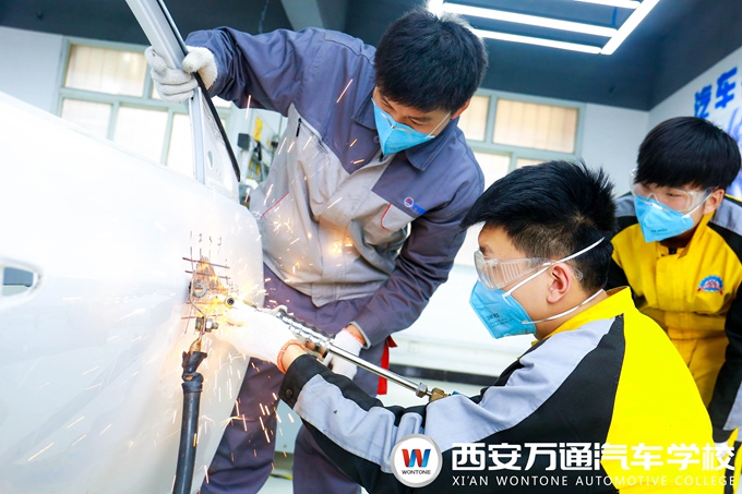 西安萬通汽車學校實訓課堂
