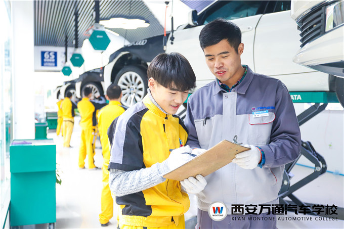 汽修學(xué)校怎么看好與不好？西安萬(wàn)通告訴你