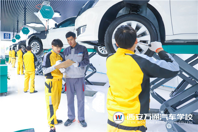 行車路上，汽車輪胎卡進(jìn)石子怎么辦？