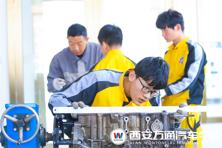 想學(xué)汽修技術(shù)的年輕人如何選擇？汽修店和汽修學(xué)校哪個好？