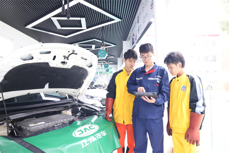 熱門專業推薦|新能源汽車檢測與維修技師，市場緊缺，發展廣闊