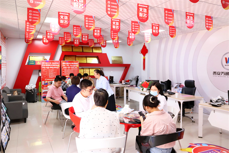 現(xiàn)場(chǎng)火爆！這些考生和家長(zhǎng)都往這所學(xué)校跑…… 圍觀西安萬通火熱招生現(xiàn)場(chǎng)