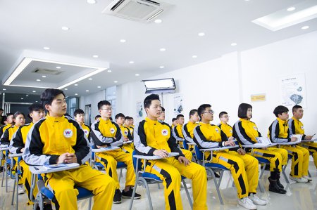 學汽車維修去學校好還是實體店好，學汽修技術一般需要多久？